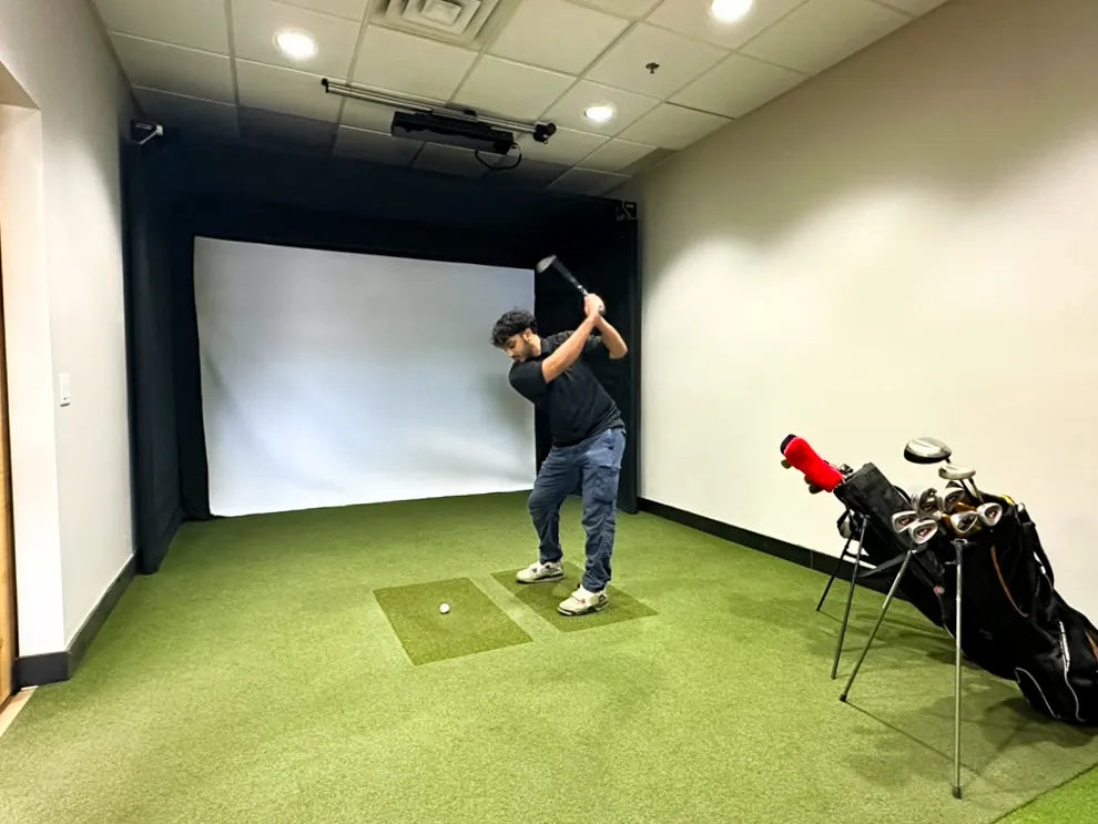 parlour 11-golf studio golfer swinging